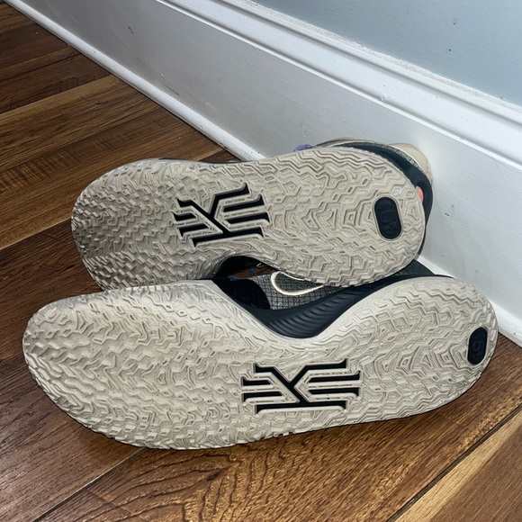 Nike Kyrie - Picture 7 of 7